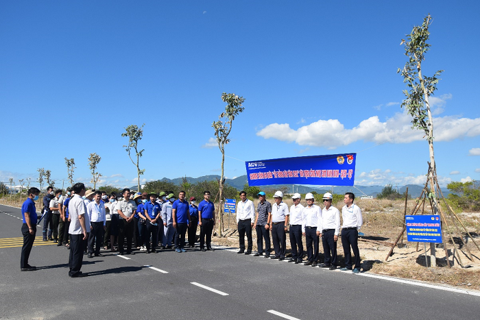 Đoàn thanh niên Cảng HKQT Cam Ranh triển khai công trình “Hàng cây thanh niên” hưởng ứng “ Tết trồng cây năm 2022”|LOCAL_PATH:crawled_data/images/featured_c22f5740a964.png