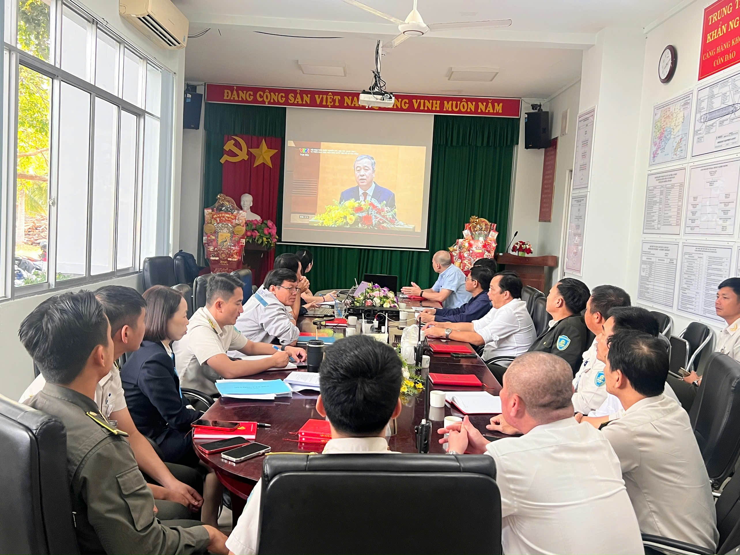 CHI BỘ CẢNG HÀNG KHÔNG CÔN ĐẢO THAM DỰ HỘI NGHỊ TOÀN QUỐC NGHIÊN CỨU, HỌC TẬP, QUÁN TRIỆT VÀ TRIỂN KHAI THỰC HIỆN NGHỊ QUYẾT  ĐẠI HỘI ĐẠI BIỂU TOÀN QUỐC LẦN THỨ XIV CỦA ĐẢNG|LOCAL_PATH:crawled_data/images/featured_c3a48de96b92.jpg