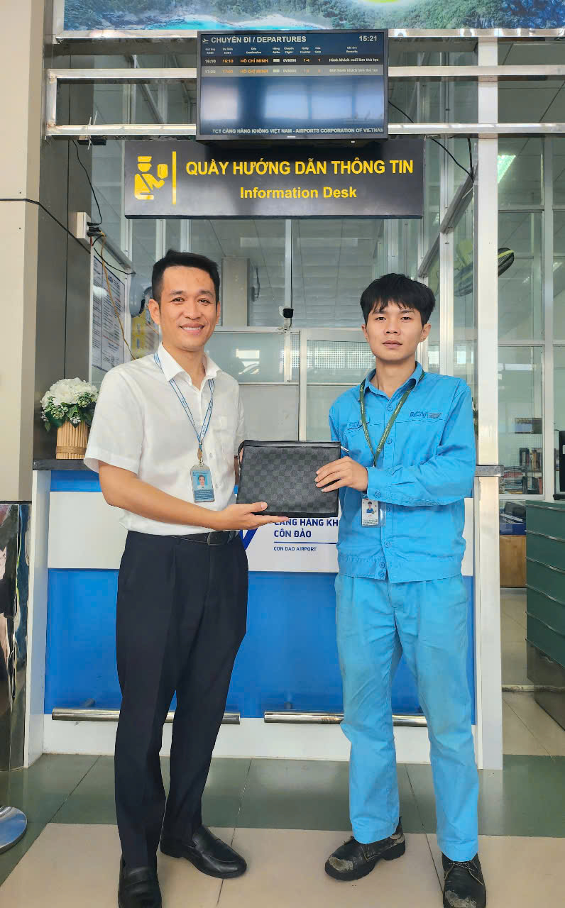 NHÂN VIÊN CẢNG HÀNG KHÔNG CÔN ĐẢO TRẢ LẠI TÀI SẢN GIÁ TRỊ CHO HÀNH KHÁCH|LOCAL_PATH:crawled_data/images/featured_c8e0b43268a5.jpg