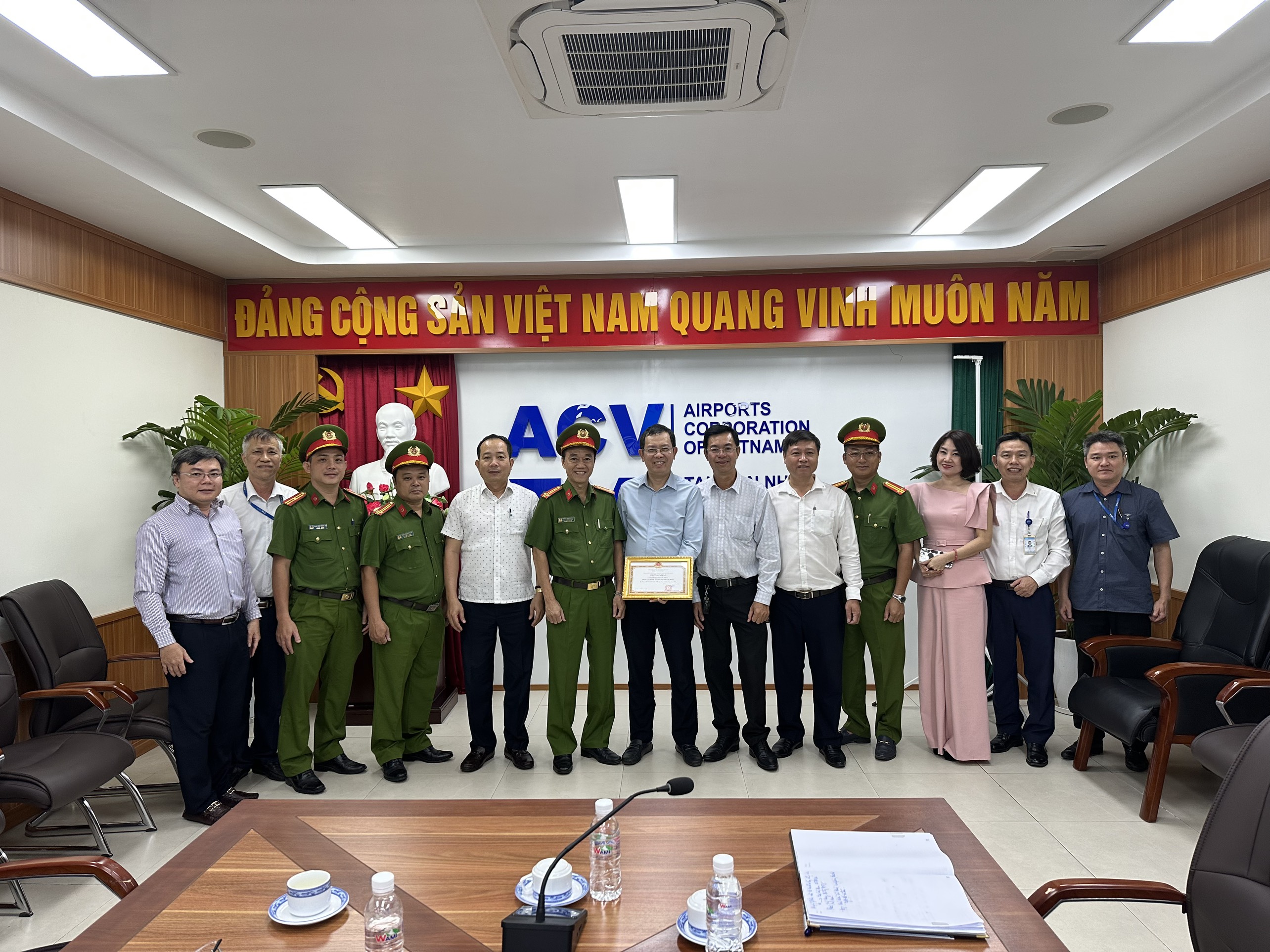 CẢNG HKQT TÂN SƠN NHẤT LÀ ĐƠN VỊ ĐIỂN HÌNH TIÊN TIẾN VỀ PHÒNG CHÁY VÀ CHỮA CHÁY NĂM 2023|LOCAL_PATH:crawled_data/images/featured_c9321e5845bc.jpg