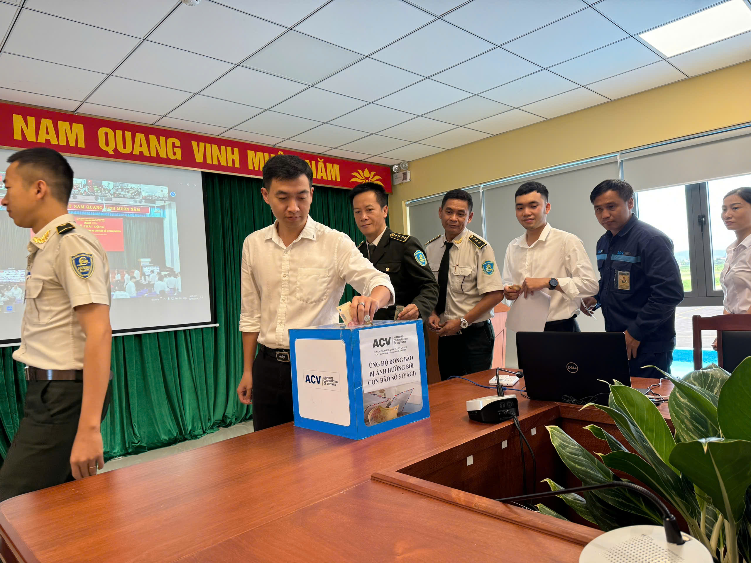 CÁN BỘ, NHÂN VIÊN CẢNG HÀNG KHÔNG QUỐC TẾ LIÊN KHƯƠNG HƯỞNG ỨNG LỄ PHÁT ĐỘNG ỦNG HỘ ĐỒNG BÀO  BỊ THIỆT HẠI DO CƠN BÃO SỐ 3 (YAGI) GÂY RA|LOCAL_PATH:crawled_data/images/featured_c94467882f07.jpg