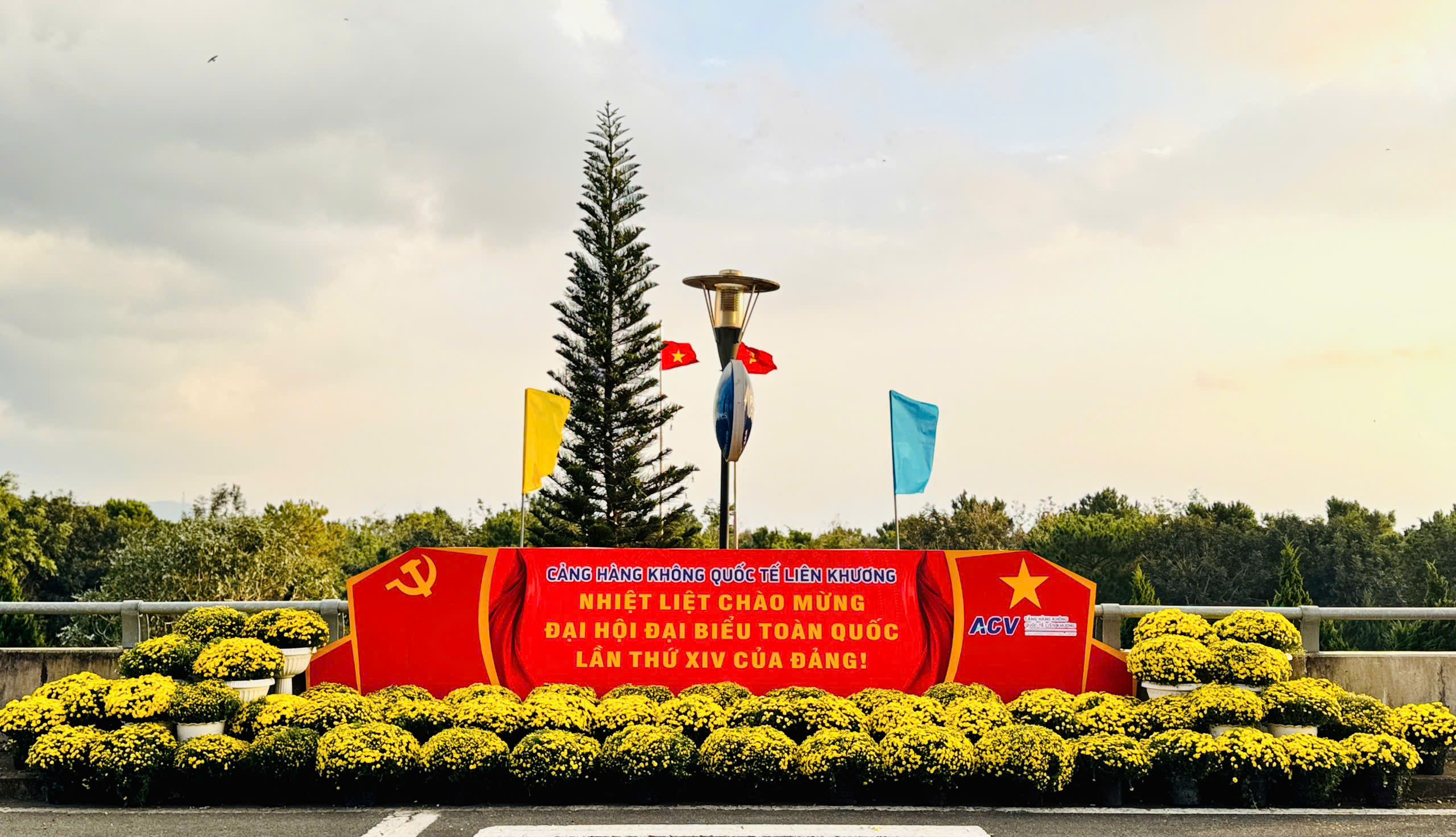 CẢNG HÀNG KHÔNG QUỐC TẾ LIÊN KHƯƠNG RỰC RỠ SẮC MÀU CHÀO MỪNG ĐẠI HỘI ĐẠI BIỂU TOÀN QUỐC LẦN THỨ XIV CỦA ĐẢNG|LOCAL_PATH:crawled_data/images/featured_cb65d8372468.jpg
