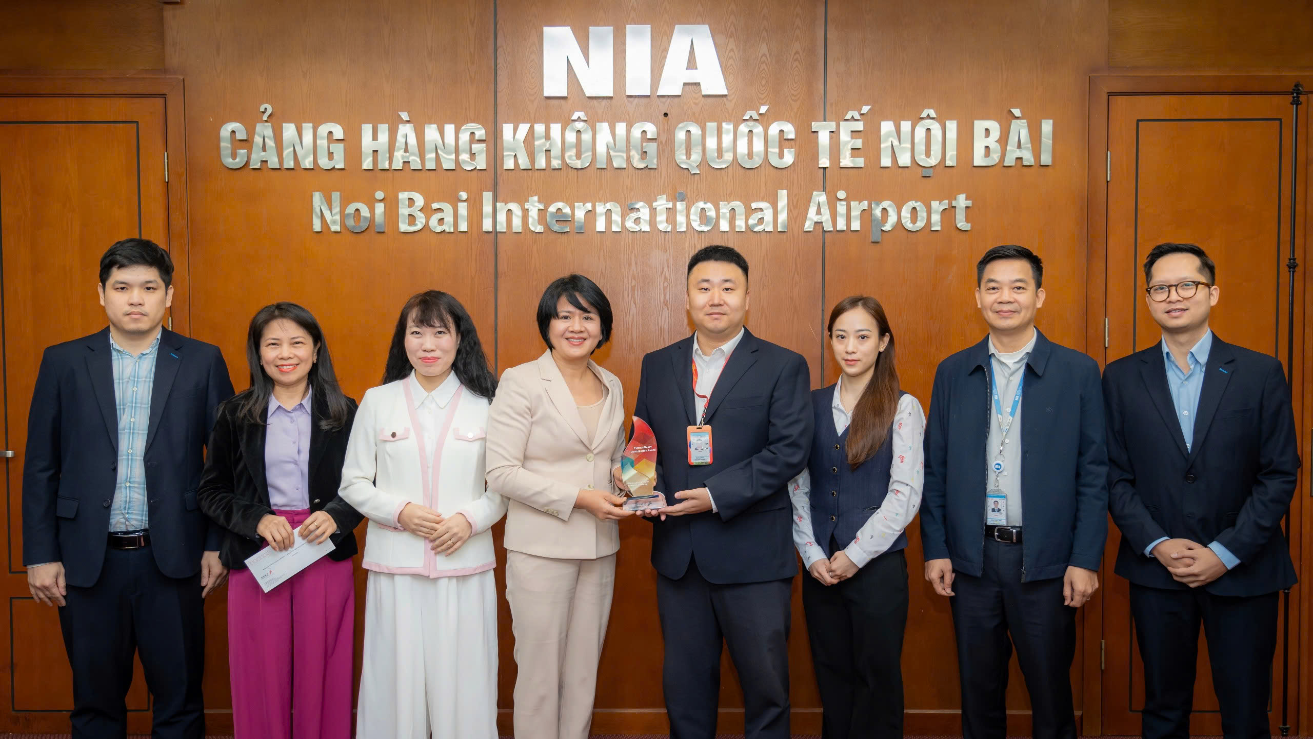 Hãng hàng không ShenZhen tặng kỷ niệm chương cho Cảng HKQT Nội Bài vì sự hỗ trợ hiệu quả|LOCAL_PATH:crawled_data/images/featured_cefc3d7774e6.jpg