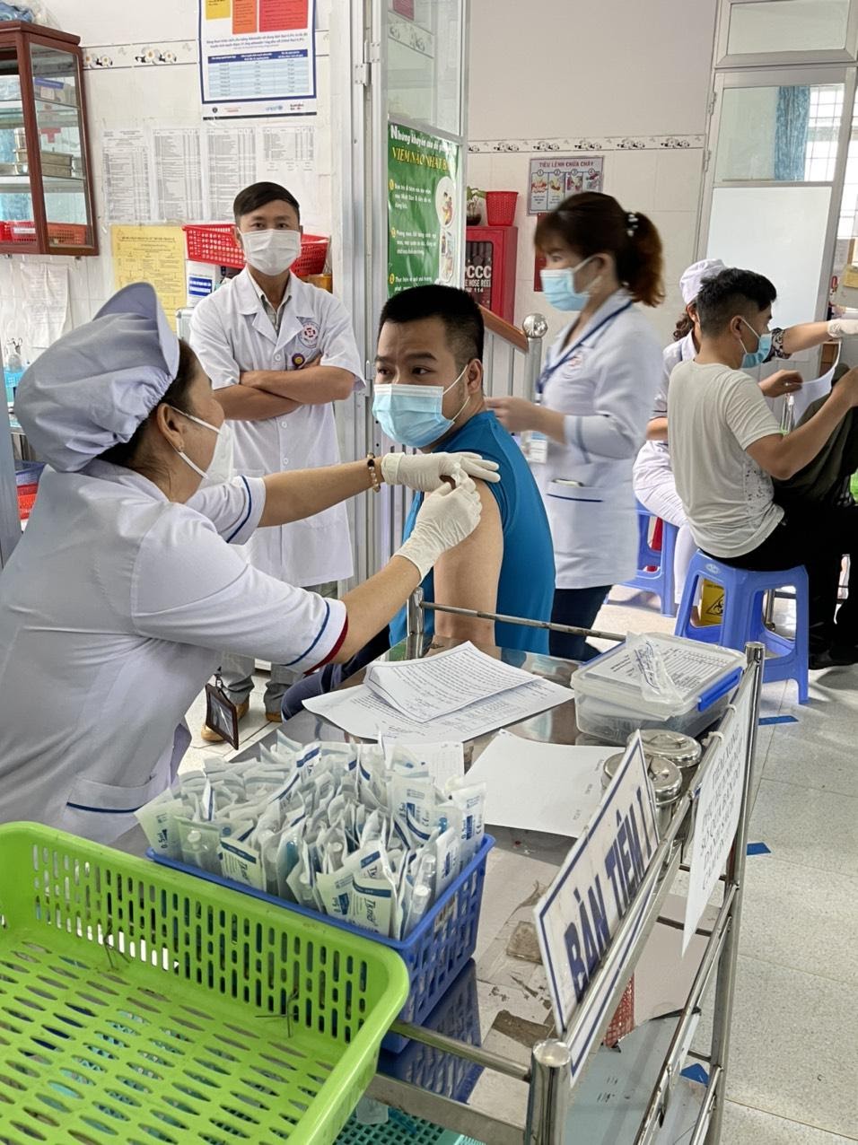Cảng hàng không Liên khương tổ chức tiêm vắc xin phòng Covid-19 đợt 2 cho cán bộ, nhân viên|LOCAL_PATH:crawled_data/images/featured_d04e3e0b0aa1.jpg