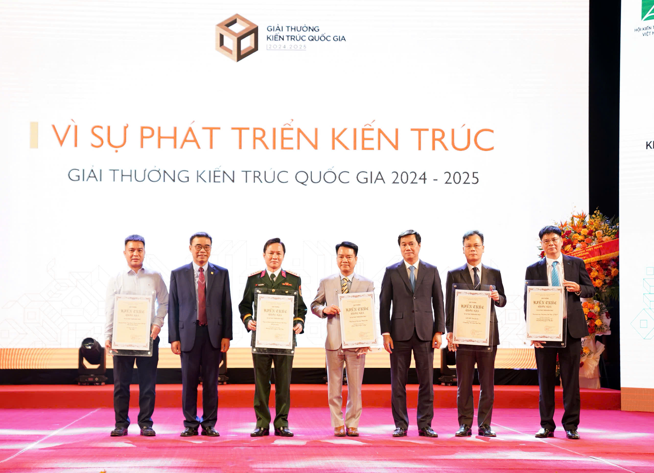 Nhà ga hành khách T2 - Cảng HKQT Phú Bài đạt 2 giải thưởng: Giải thưởng "Vì sự phát triển Kiến trúc" và Giải Vàng hạng mục Công trình kiến trúc Đặc biệt tại Giải thưởng Kiến trúc Quốc gia 2024-2025|LOCAL_PATH:crawled_data/images/featured_d74579866ef0.jpg