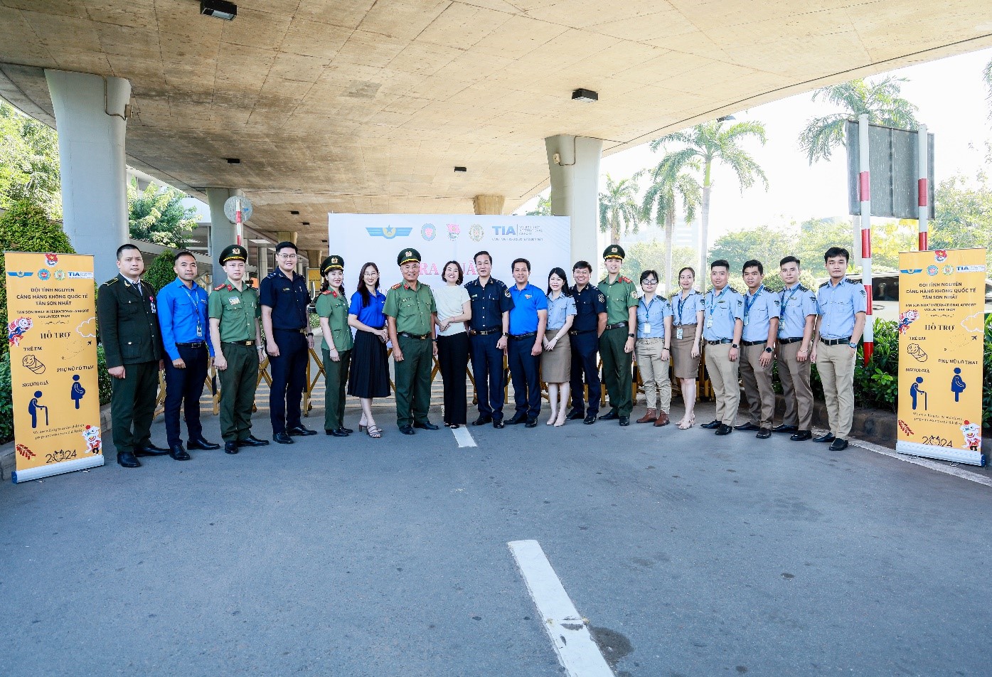 Đoàn Thanh niên Cảng HKQT Tân Sơn Nhất phối hợp tổ chức Lễ ra quân “Thanh niên tình nguyện hỗ trợ đơn vị dịp cao điểm tết năm 2024”.|LOCAL_PATH:crawled_data/images/featured_dd0739e03f94.jpg