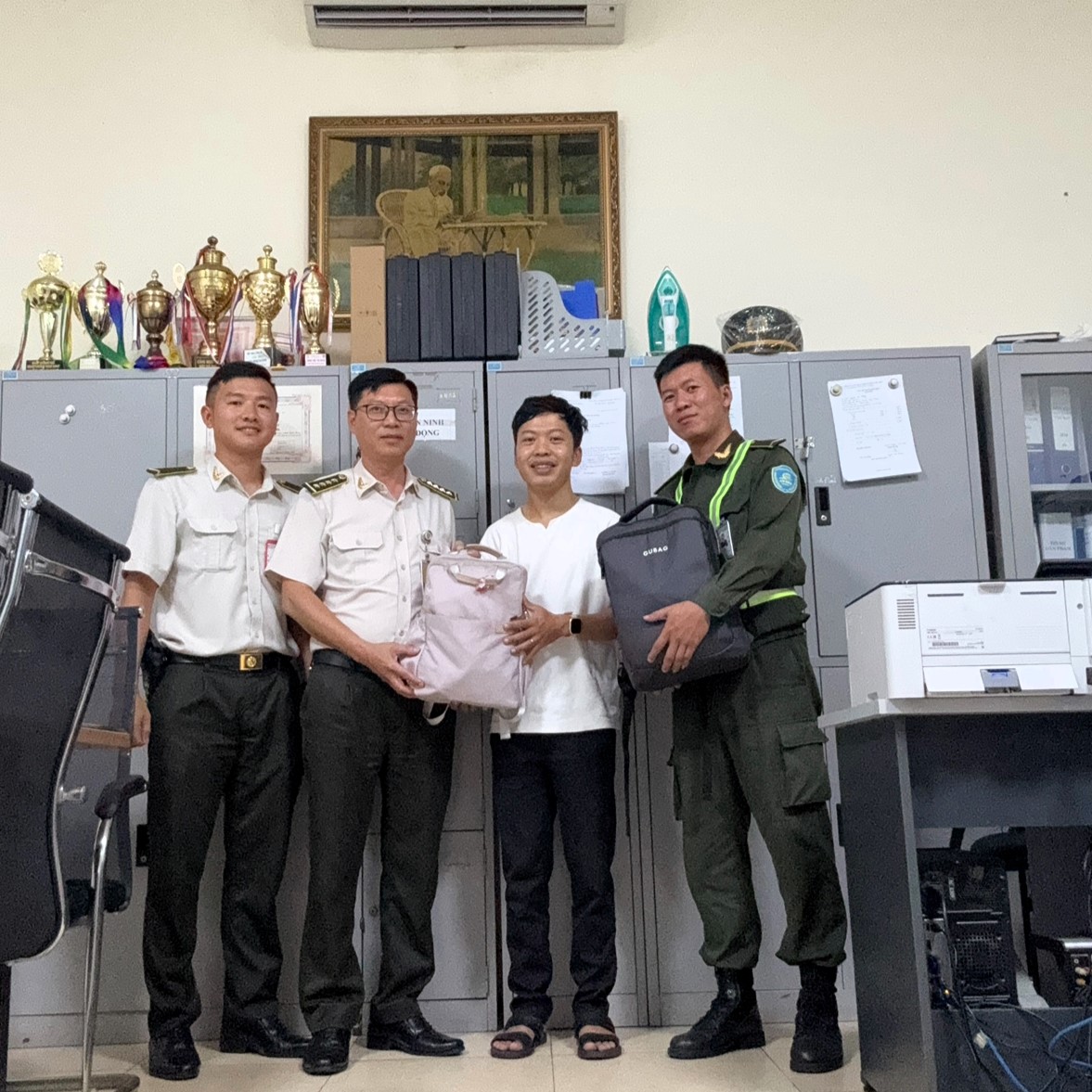 Nhân viên an ninh Cảng HKQT Vinh trao trả 02 túi hành lý chứa nhiều tài sản giá trị do khách bỏ quên|LOCAL_PATH:crawled_data/images/featured_ddcb8b106808.jpg