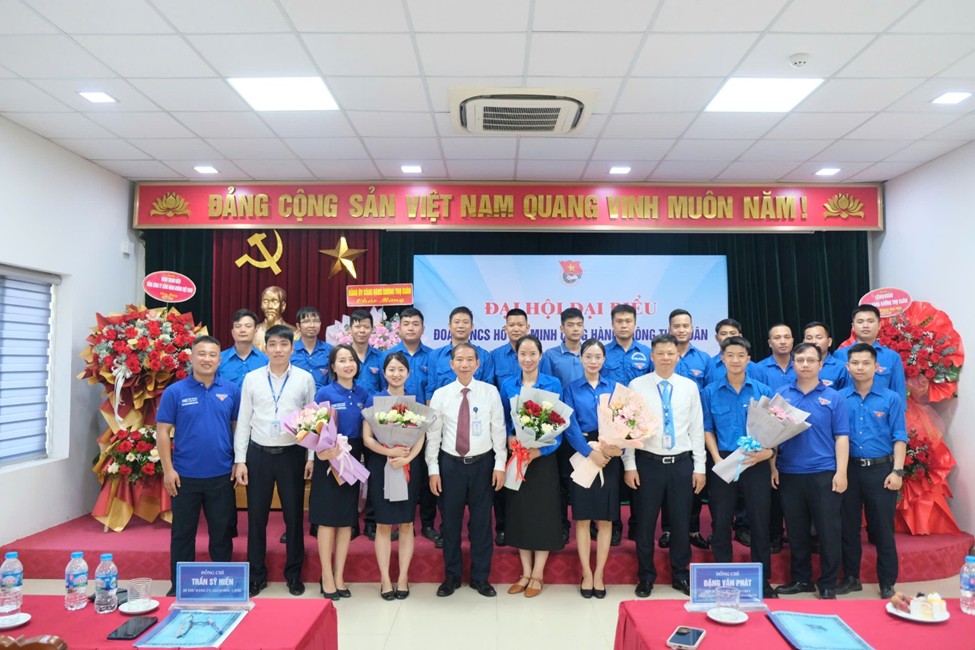 Đoàn Thanh niên Cảng hàng không Thọ Xuân  tích cực hỗ trợ hành khách làm thủ tục sinh trắc học|LOCAL_PATH:crawled_data/images/featured_e0c19a672767.jpg