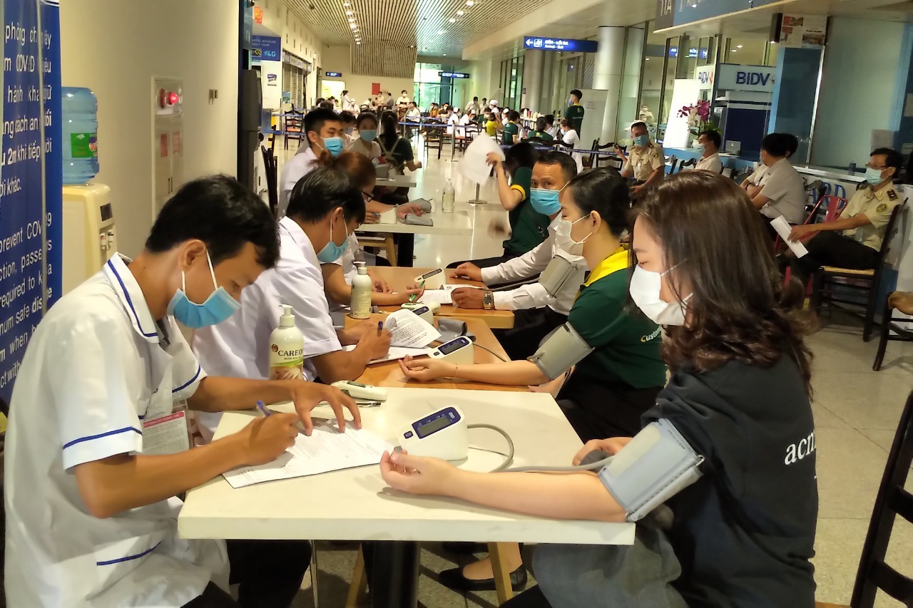 Tan Son Nhat International Airport has continued to deploy COVID-19 vaccination for airport employees|LOCAL_PATH:crawled_data/images/featured_e2283bfc599e.jpg