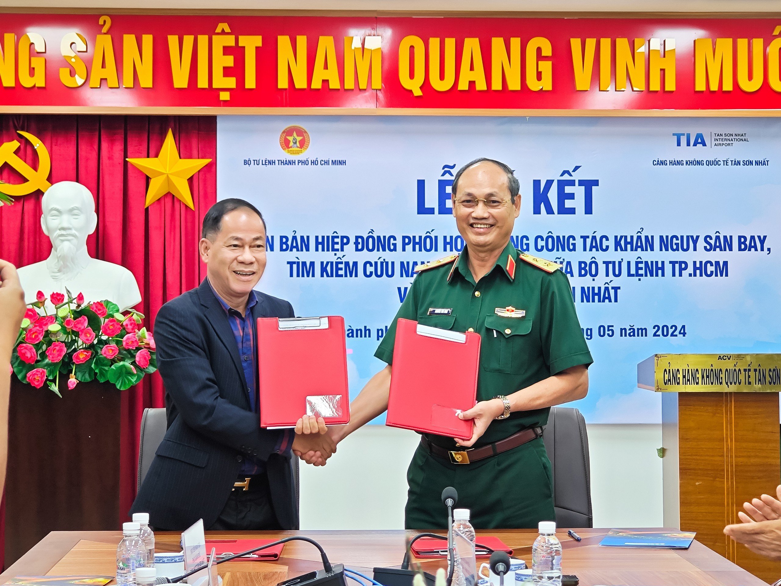 Cảng HKQT Tân Sơn Nhất ký kết phối hợp trong công tác khẩn nguy sân bay, tìm kiếm cứu nạn hàng không với Bộ Tư lệnh TP. HCM|LOCAL_PATH:crawled_data/images/featured_e252424b6847.jpg