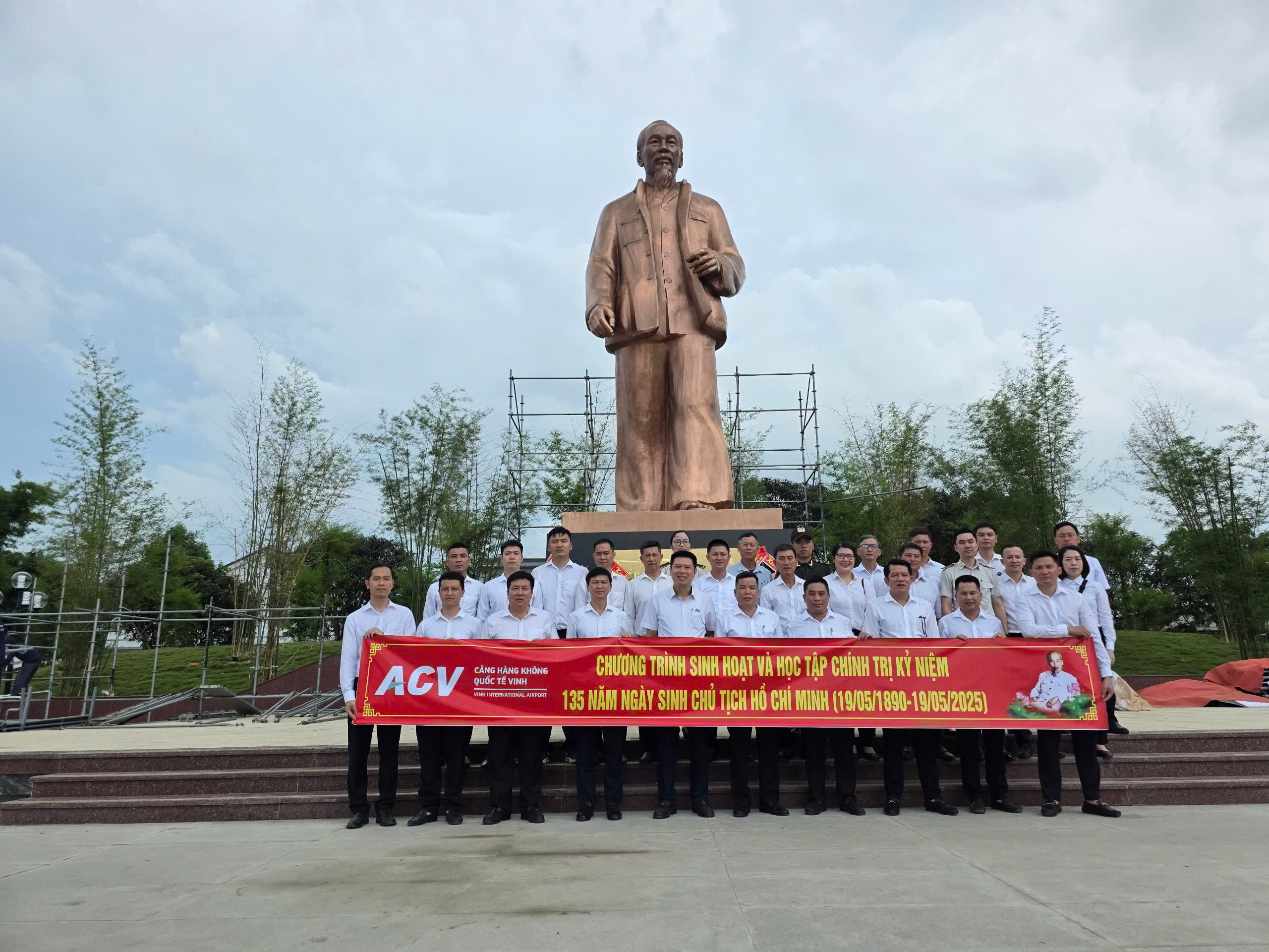 Đảng ủy Cảng hàng không quốc tế Vinh tổ chức chương trình sinh hoạt và học tập chuyên đề nhân kỷ niệm 135 ngày sinh Chủ tịch Hồ Chí Minh.|LOCAL_PATH:crawled_data/images/featured_e39de70c39d6.jpg