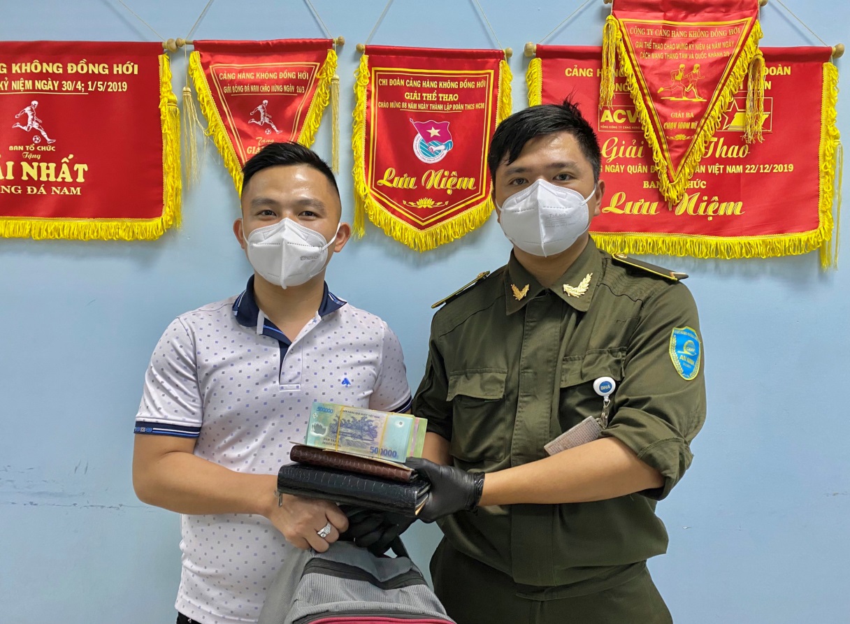 Nhân viên An ninh hàng không phát hiện và trả lại hơn 130 triệu đồng bỏ quên cho hành khách.|LOCAL_PATH:crawled_data/images/featured_e3a4642d940e.jpg
