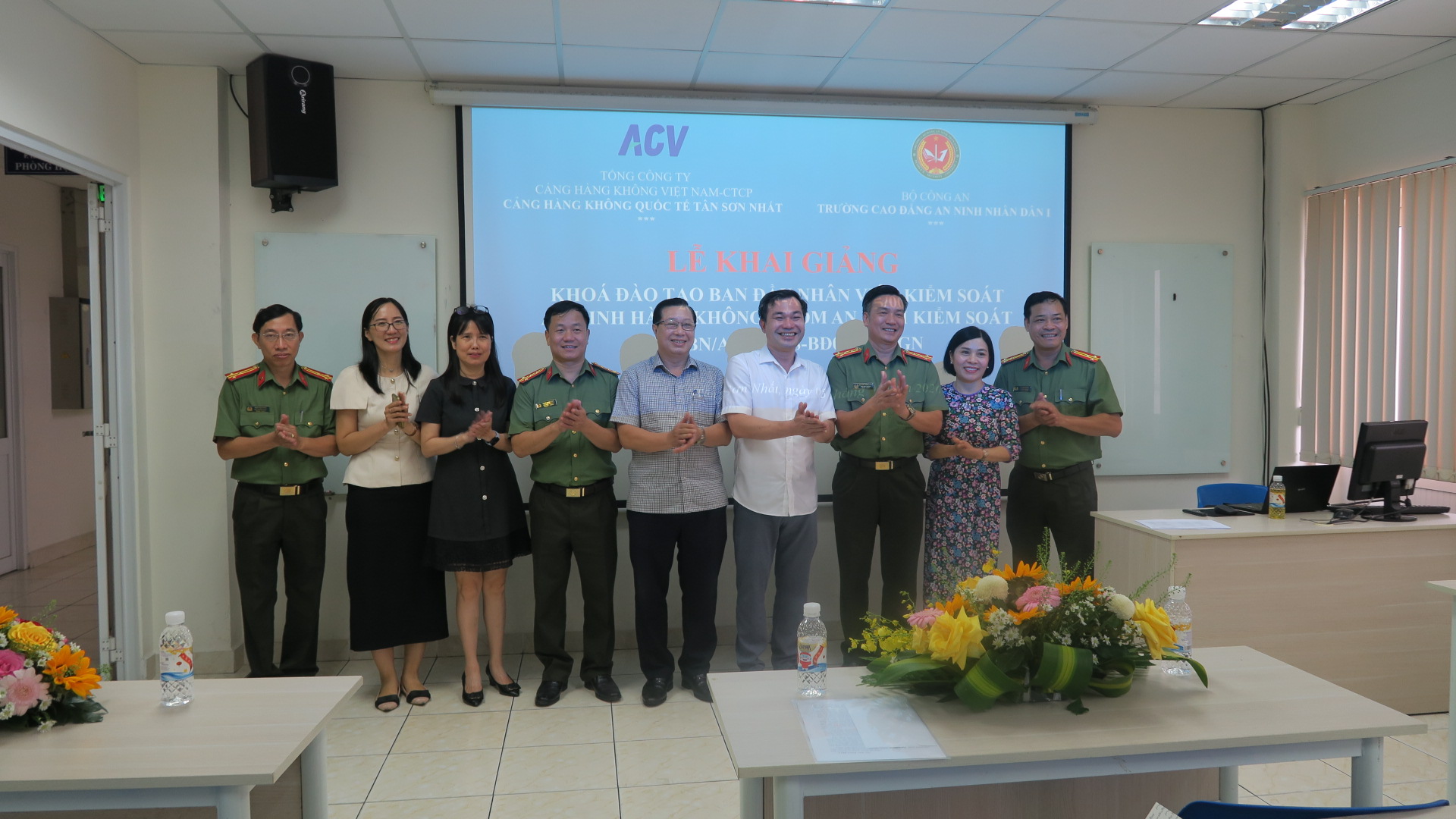 KHAI GIẢNG KHÓA ĐÀO TẠO BAN ĐẦU NHÂN VIÊN KIỂM SOÁT AN NINH HÀNG KHÔNG NHÓM AN NINH KIỂM SOÁT|LOCAL_PATH:crawled_data/images/featured_e42005ca3775.JPG