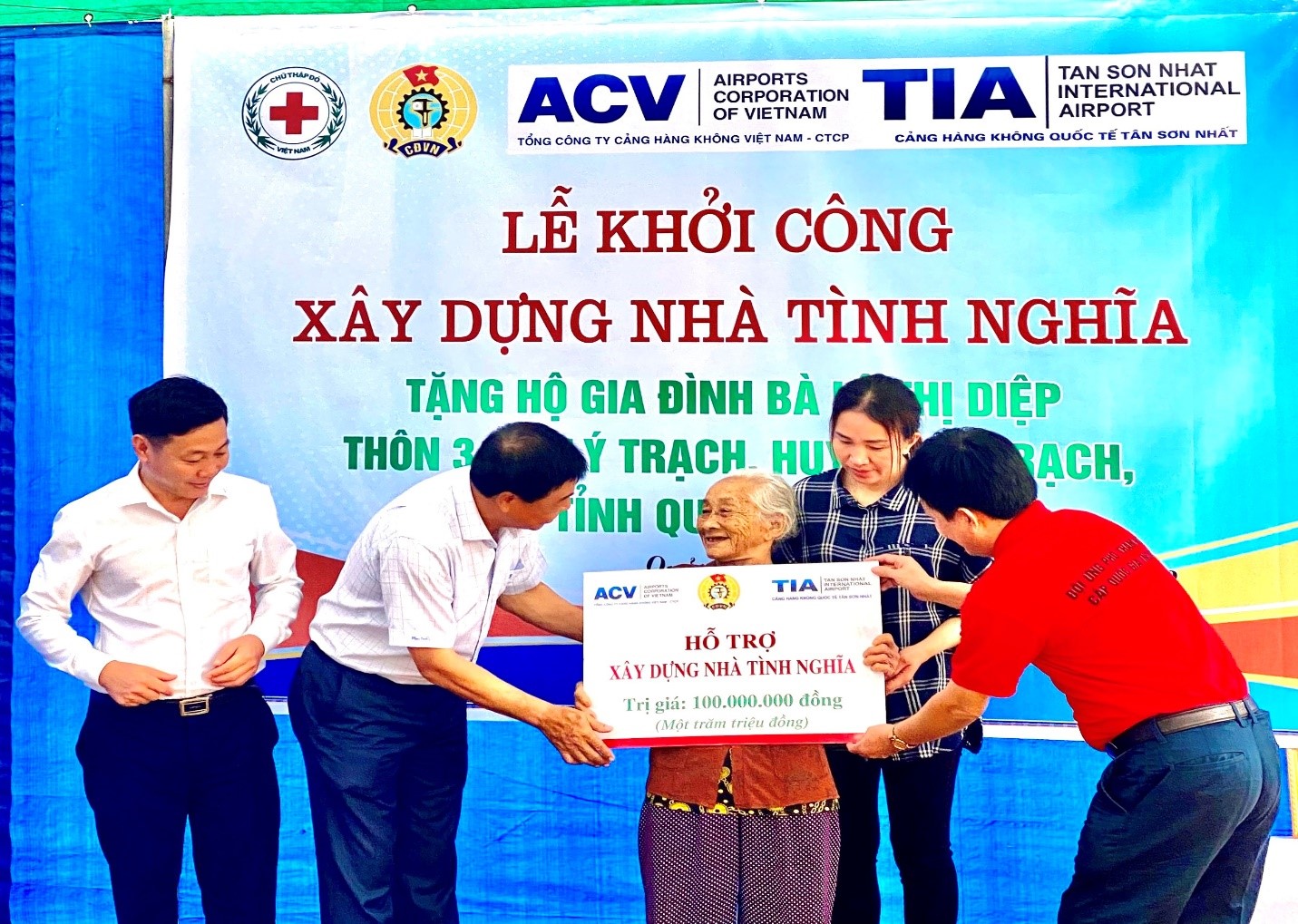Công đoàn Tổng công ty Cảng hàng không Viêt Nam trao tặng nhà tình nghĩa cho hộ gia đình có hoàn cảnh khó khắn trên địa bàn tỉnh Quảng Bình.|LOCAL_PATH:crawled_data/images/featured_e5d14d5476c7.jpg