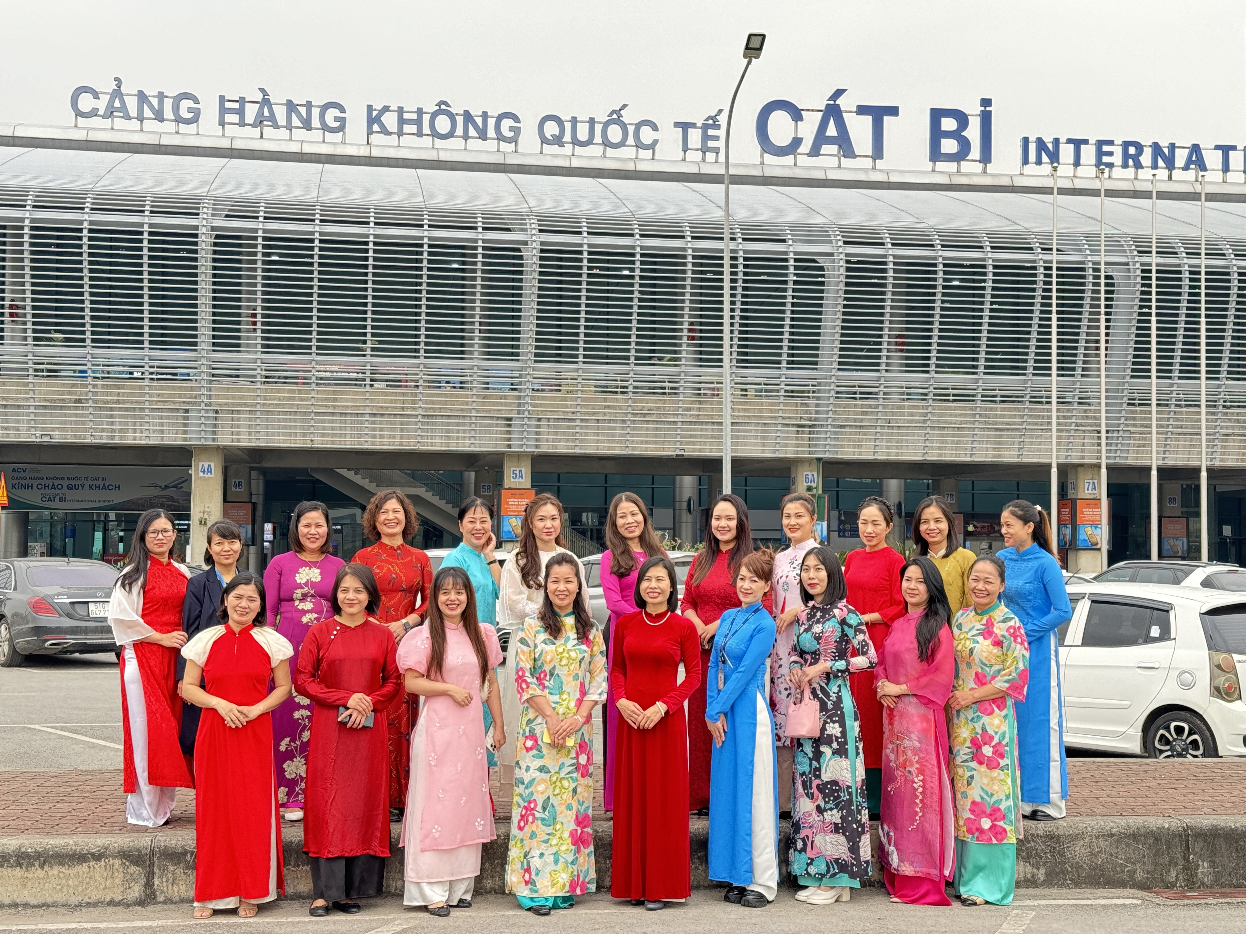 Phụ nữ Cảng hàng không quốc tế Cát Bi hưởng ứng Tuần lễ áo dài năm 2024 và Kỷ niệm ngày 8/3 tại đơn vị|LOCAL_PATH:crawled_data/images/featured_e5ff63ca7c2a.jpg