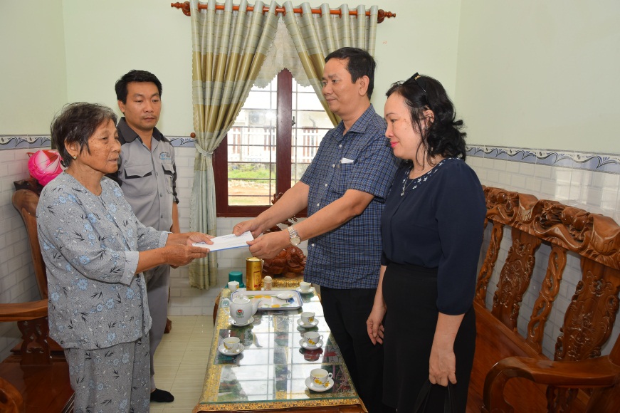 Cảng HKQT Cam Ranh thăm hỏi, tặng quà Mẹ Việt Nam anh hùng|LOCAL_PATH:crawled_data/images/featured_e90bd36c8f04.jpg