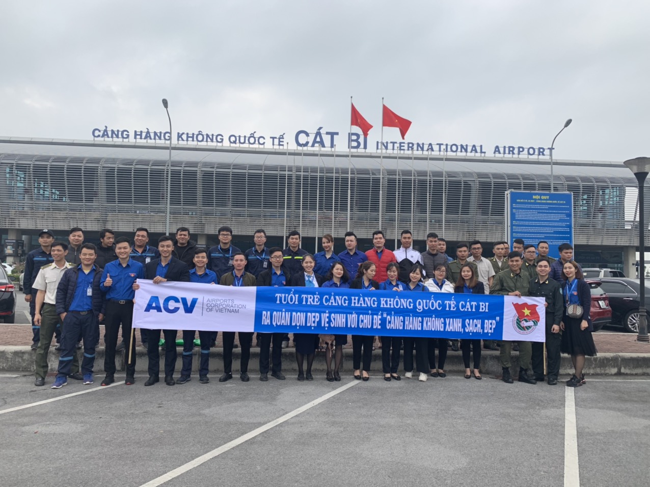 Đoàn thanh niên Cảng hàng không quốc tế Cát Bi - Hải Phòng tổ chức ra quân dọn dẹp vệ sinh, xử lý vật ngoại lai FOD theo chủ đề Cảng hàng không "Xanh - sạch - đẹp".|LOCAL_PATH:crawled_data/images/featured_edfcaf810fdd.jpg