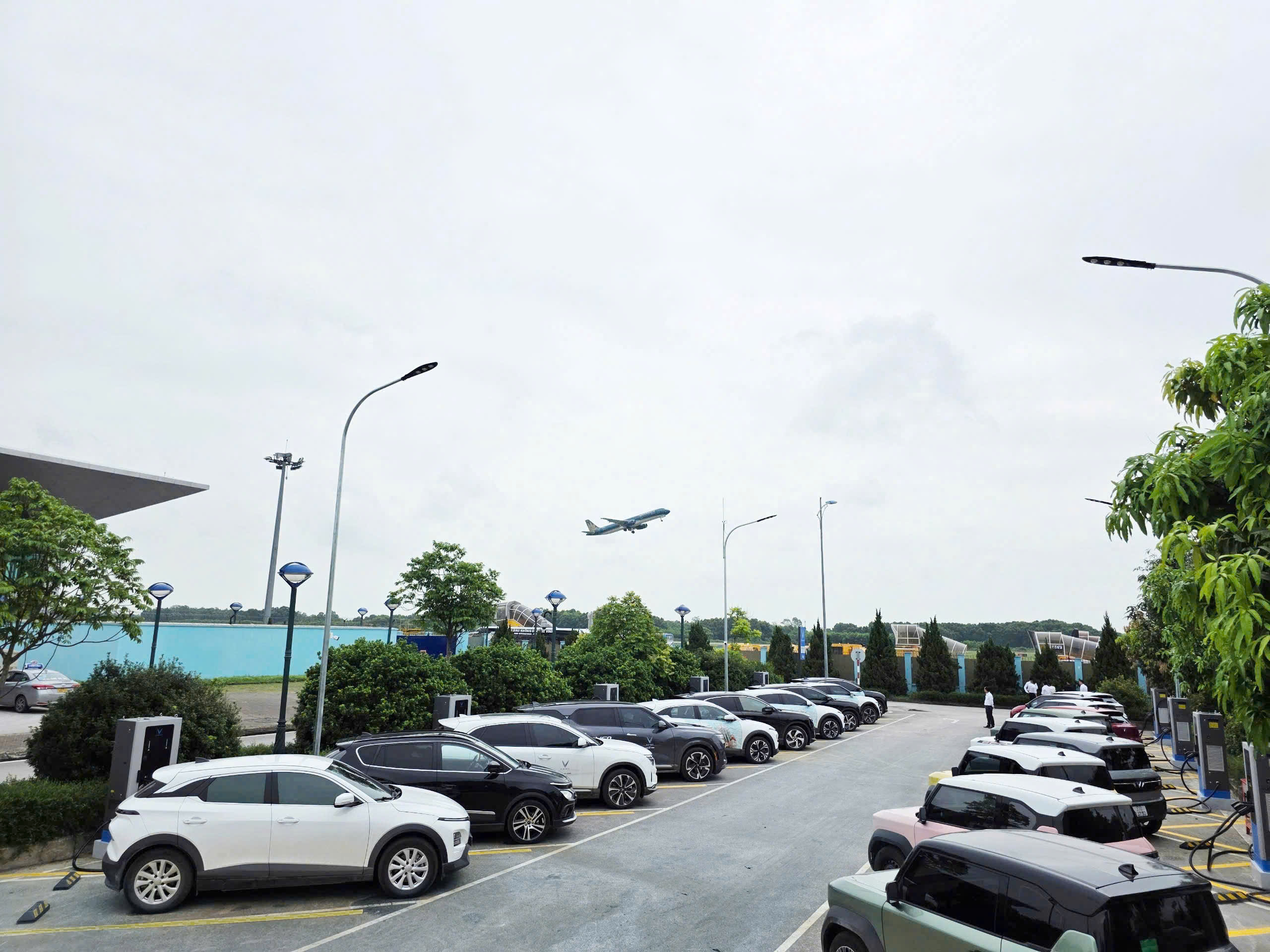 Tiên phong trong lắp trụ sạc xe điện, Cảng HKQT Vinh hướng tới trở thành cảng hàng không xanh (Green Airport)|LOCAL_PATH:crawled_data/images/featured_eec5e2b538ff.jpg