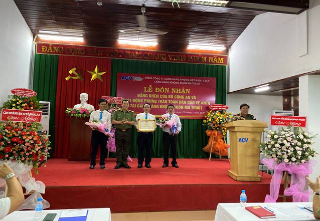 Cảng hàng không Buôn Ma Thuột: Bộ Công an khen thưởng thành tích xuất sắc trong phong trào toàn dân bảo vệ an ninh tổ quốc|LOCAL_PATH:crawled_data/images/featured_ef093245628d.jpg