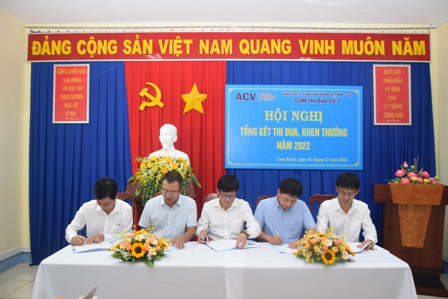 HỘI NGHỊ TỔNG KẾT THI ĐUA CỤM THI ĐUA SỐ 3 NĂM 2022 TẠI CẢNG HÀNG KHÔNG QUỐC TẾ CAM RANH|LOCAL_PATH:crawled_data/images/featured_f032bdd56bd6.jpg
