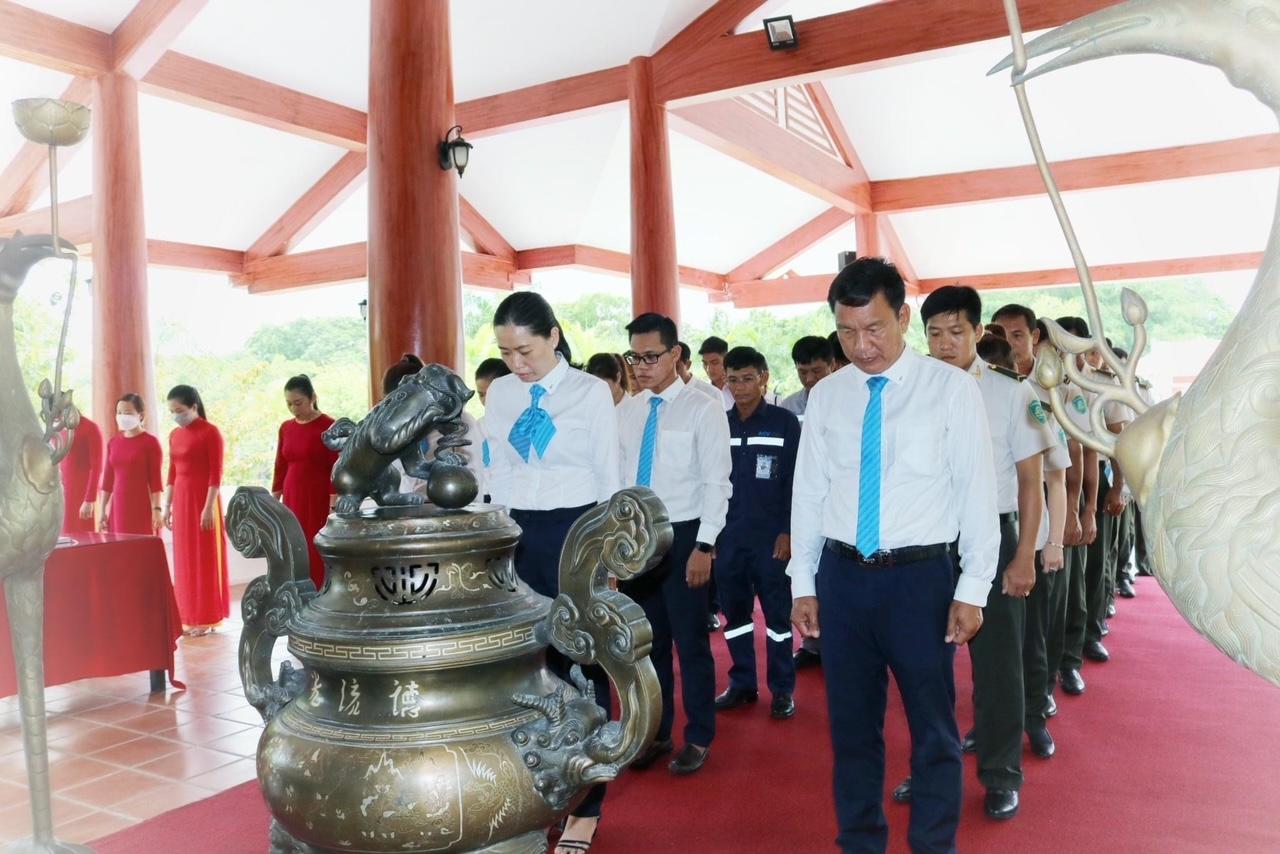 Cảng hàng không Cà Mau tổ chức dâng hương tại Khu tưởng niệm Chủ tịch Hồ Chí Minh|LOCAL_PATH:crawled_data/images/featured_f07ca93ecd70.jpg