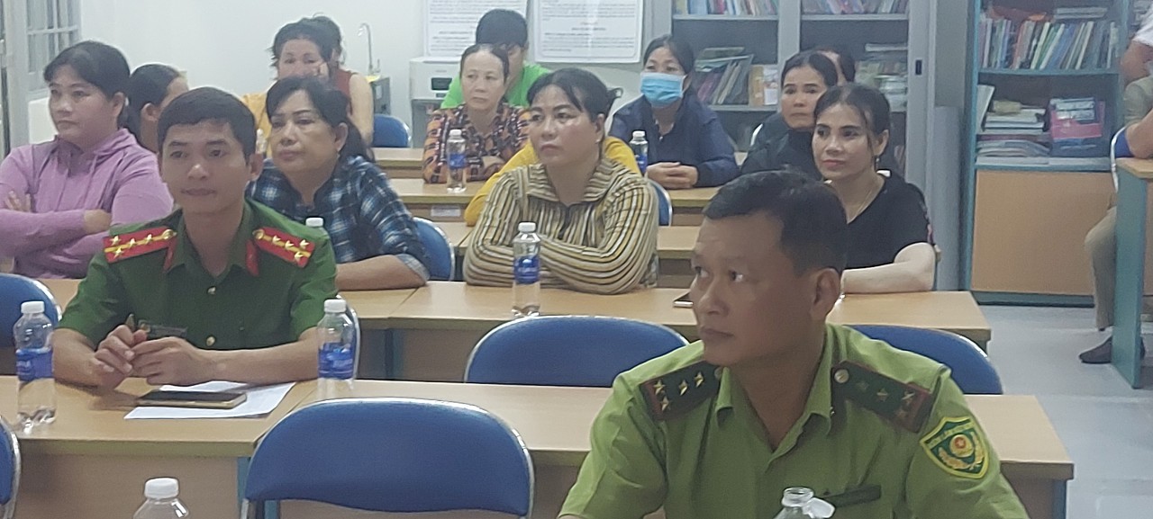 CẢNG HÀNG KHÔNG CÔN ĐẢO PHỐI HỢP TỔ CHỨC TUYÊN TRUYỀN PHỔ BIẾN PHÁP LUẬT VỀ AN NINH, AN TOÀN HÀNG KHÔNG TẠI KHU VỰC LÂN CẬN CẢNG HÀNG KHÔNG CÔN ĐẢO NĂM 2023|LOCAL_PATH:crawled_data/images/featured_f0dae5614ee4.jpg