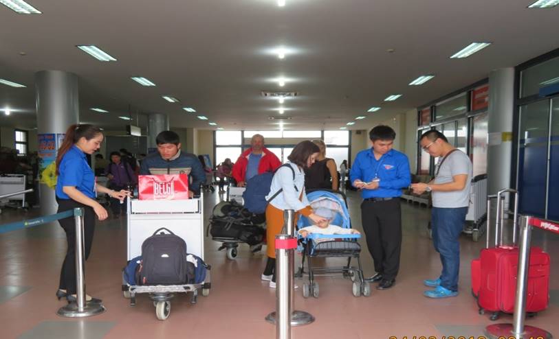 Cảng hàng không Phù Cát: Đoàn thanh niên tổ chức hoạt động “Thanh niên tình nguyện hỗ trợ hành khách trong dịp cao điểm Tết Mậu Tuất 2018”|LOCAL_PATH:crawled_data/images/featured_f436db5e2d4d.jpg