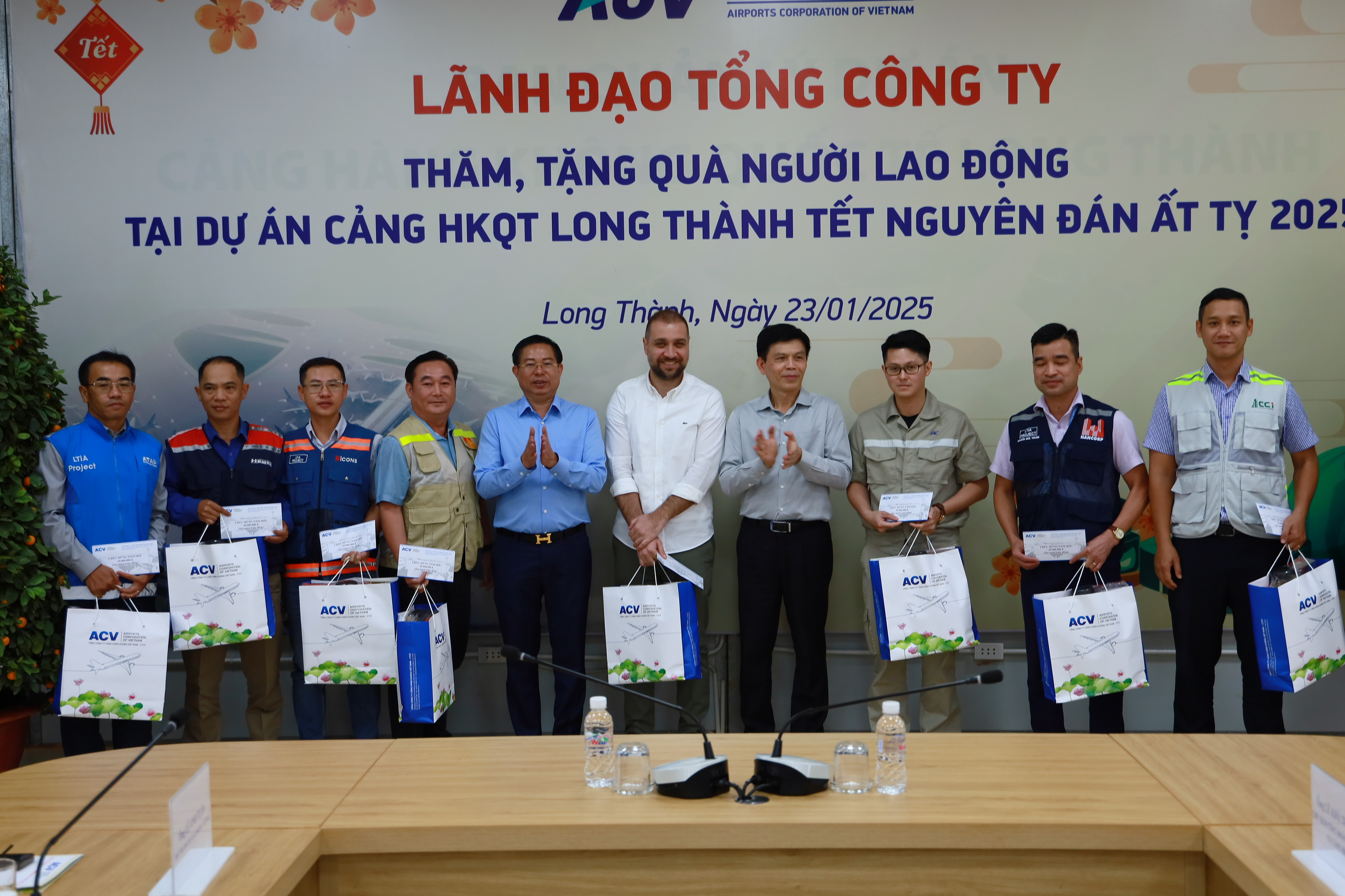 Lãnh đạo ACV thăm, chúc Tết các nhà thầu và người lao động thi công trực tiếp tại công trường hai dự án trọng điểm quốc gia|LOCAL_PATH:crawled_data/images/featured_f4d40f8d1fee.JPG