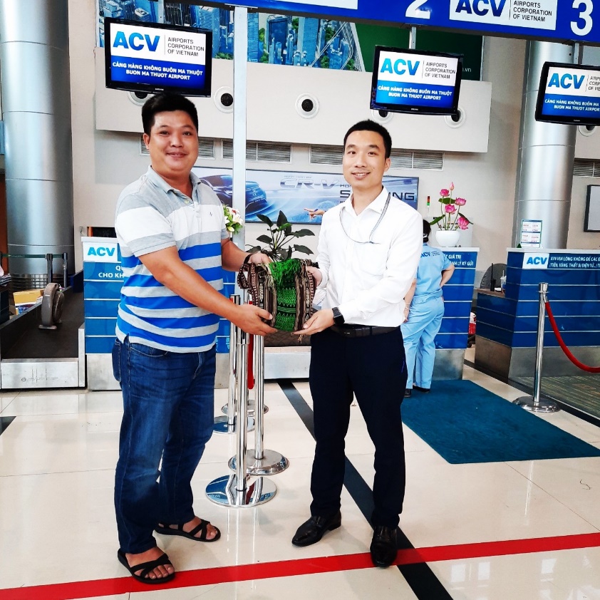 Cảng hàng không Buôn Ma Thuột: Nhân viên phục vụ mặt đất trả lại cho hành khách tài sản bỏ quên trị giá hơn 200 triệu đồng|LOCAL_PATH:crawled_data/images/featured_f576eda3d325.jpg