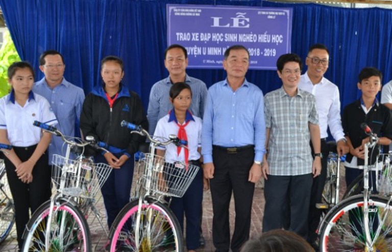 Cảng hàng không Cà Mau tặng xe đạp cho học sinh nghèo hiếu học huyện U Minh|LOCAL_PATH:crawled_data/images/featured_f5788cbd2fba.jpg