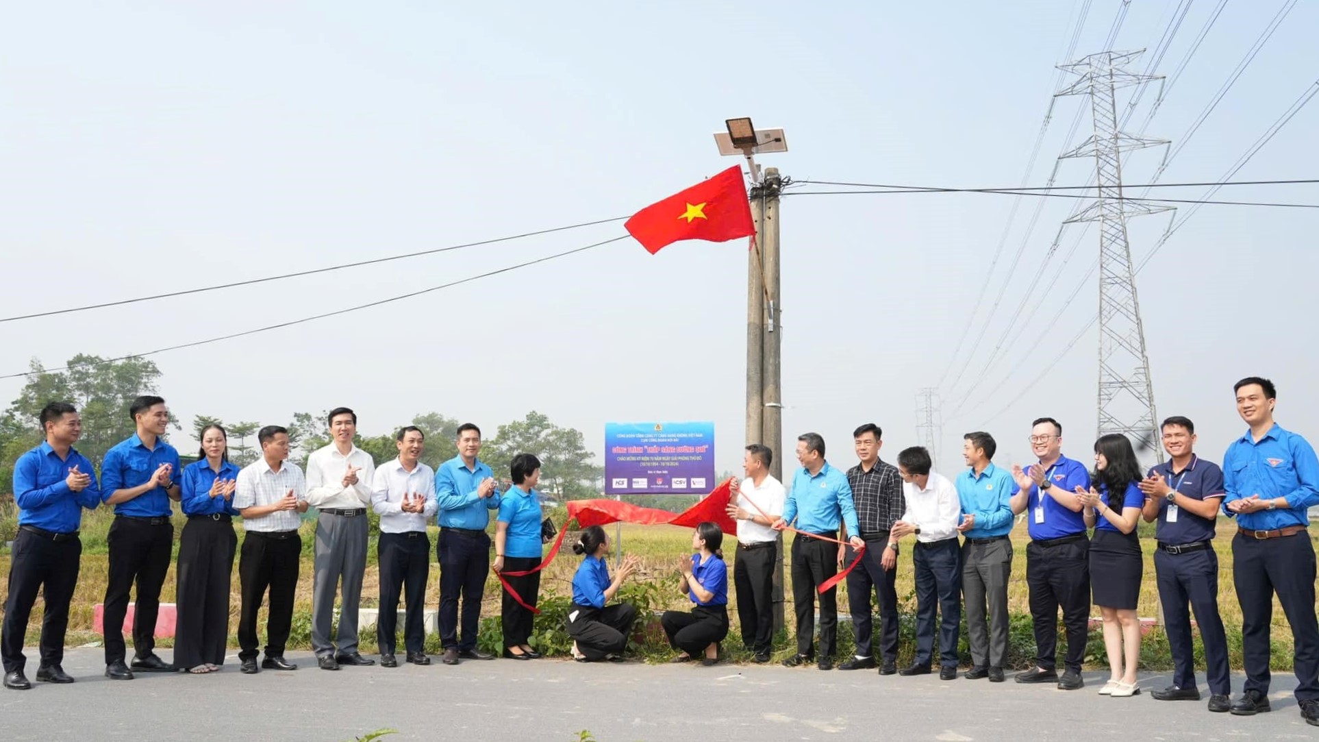 Cụm Công đoàn Nội Bài trao tặng công trình “Thắp sáng đường quê”|LOCAL_PATH:crawled_data/images/featured_f5a20da5afa9.jpg