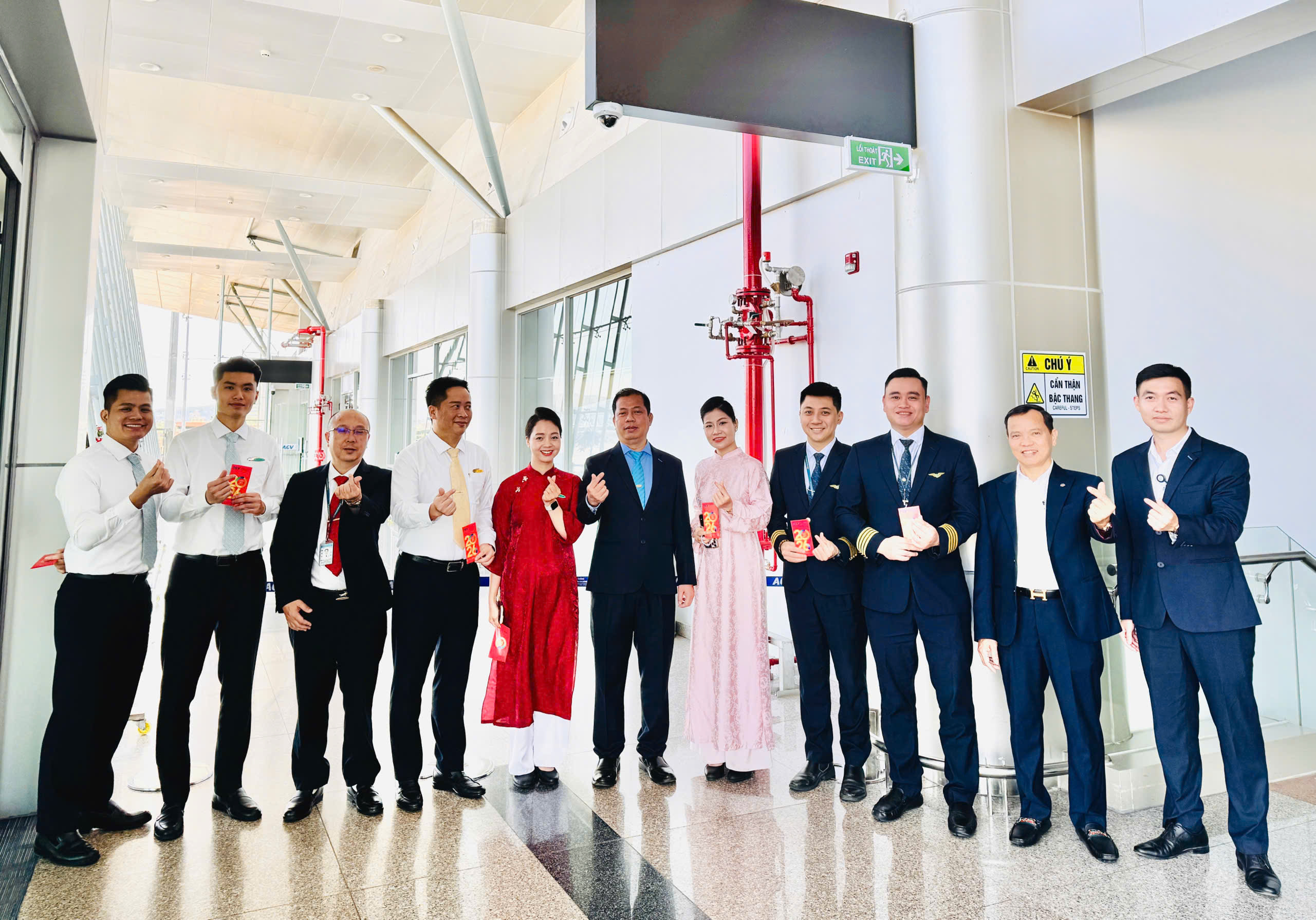 CẢNG HÀNG KHÔNG QUỐC TẾ LIÊN KHƯƠNG CHÀO ĐÓN NHỮNG HÀNH KHÁCH ĐẦU TIÊN NGÀY MÙNG 1 TẾT BÍNH NGỌ 2026|LOCAL_PATH:crawled_data/images/featured_f79cea43f88f.jpg