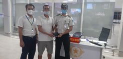 CẢNG HÀNG KHÔNG QUỐC TẾ CAM RANH NHÂN VIÊN AN NINH KIỂM SOÁT PHÁT HIỆN VÀ TRẢ LẠI TÀI SẢN BỎ QUÊN CHO HÀNH KHÁCH