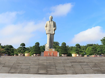 Quảng trường Hồ Chí Minh và Tượng đài Bác Hồ