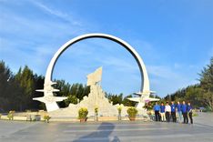 CẢNG HÀNG KHÔNG QUỐC TẾ CAM RANH DÂNG HƯƠNG TƯỞNG NIỆM TẠI KHU TƯỞNG NIỆM CHIẾN SỸ GẠC MA