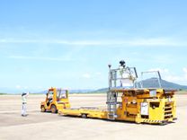 ĐIỀU GÌ XẢY RA NẾU XE NÂNG HÀNG MẤT ĐIỀU KHIỂN NGAY BÊN CẠNH TÀU BAY?