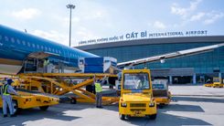 Những con người thầm lặng tại Cảng HKQT Cát Bi "căng mình" giữa nắng gắt để giữ an toàn cho mỗi chuyến bay