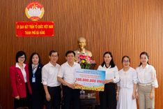 Cảng hàng không quốc tế Đà Nẵng thăm hỏi nhân kỷ niệm 95 năm ngày lập mặt trận tổ quốc Việt Nam và trao 100 triệu đồng để ủng hộ nhân dân thành phố Đà Nẵng khắc phục hậu quả do mưa lũ